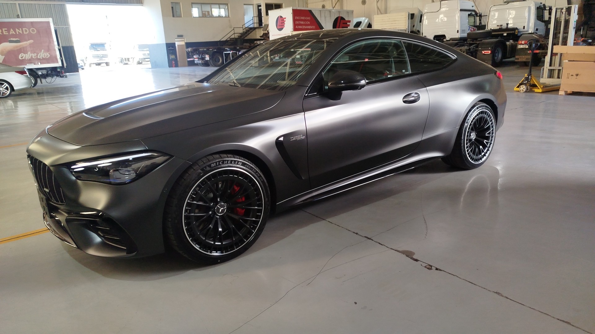 Mercedes-AMG matte black con polarizado de alta gama