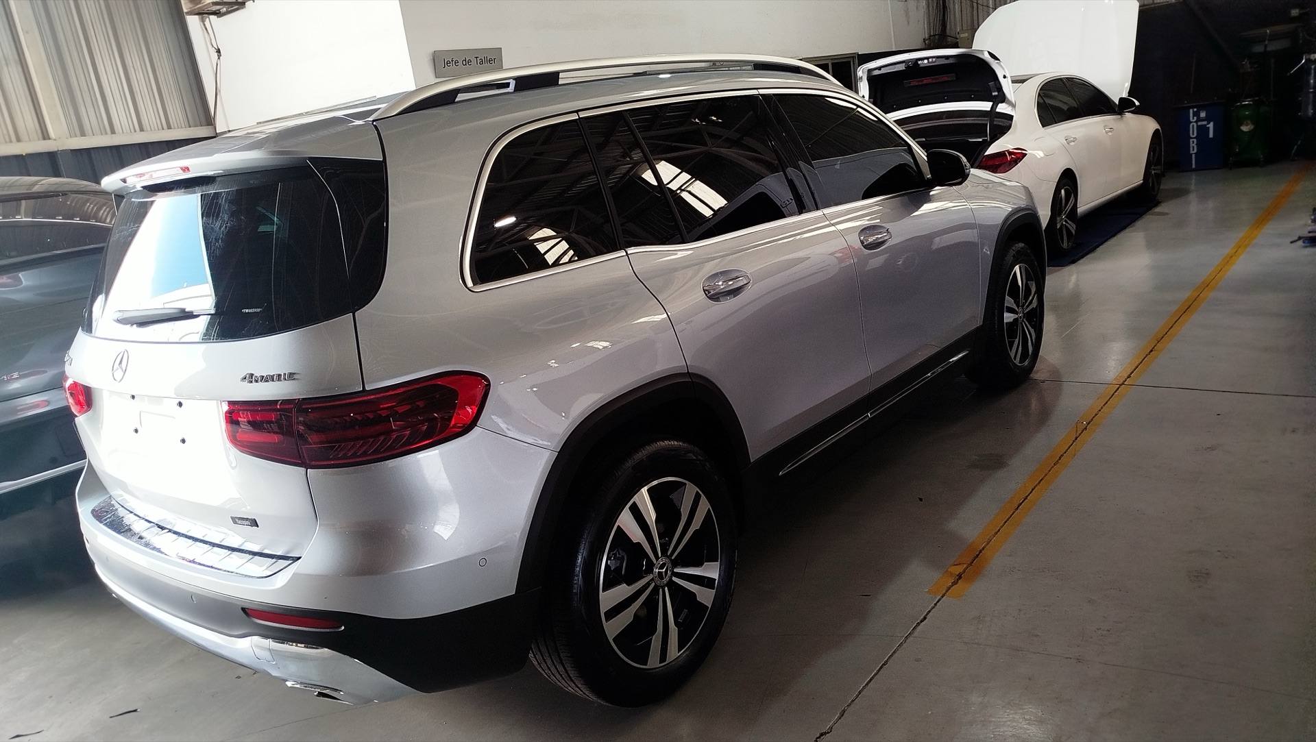 Mercedes SUV plateada con polarizado
